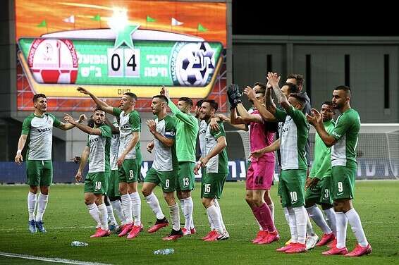 שחקני מכבי חיפה חוגגים // צילום: אלן שיבר